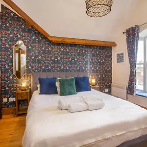 Centre Riverside Apartment-central Location York